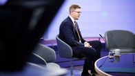 Antti Lindtman istuu tv-studiossa.