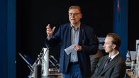 Lauri Lyly pitää puheenvuoroa kaupunginvaltuuston kokouksessa.