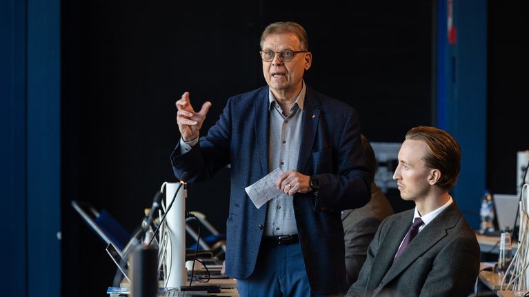 Lauri Lyly pitää puheenvuoroa kaupunginvaltuuston kokouksessa.
