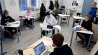 Oppilaita tunnilla luokassa Hollolan Tiilikankaan koulussa.