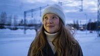 Satu Tuuli Karhu, näyttelijä, Kajaanin juna-asemalla.
