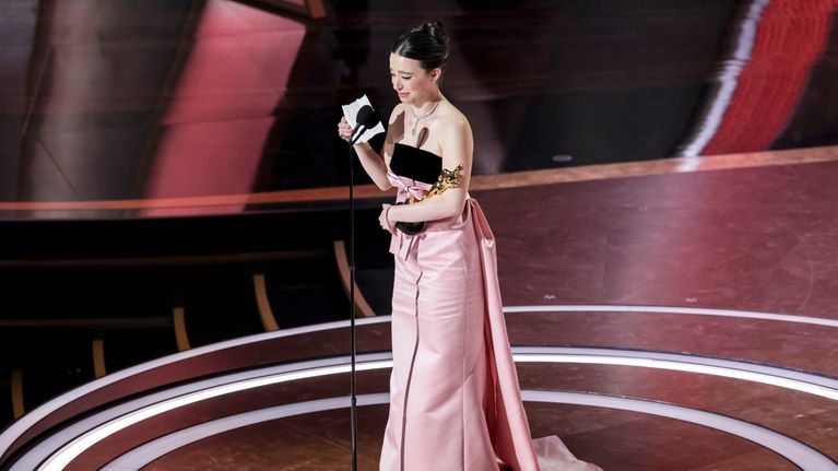 Mikey Madison puhuu Oscar-gaalan lavalla.