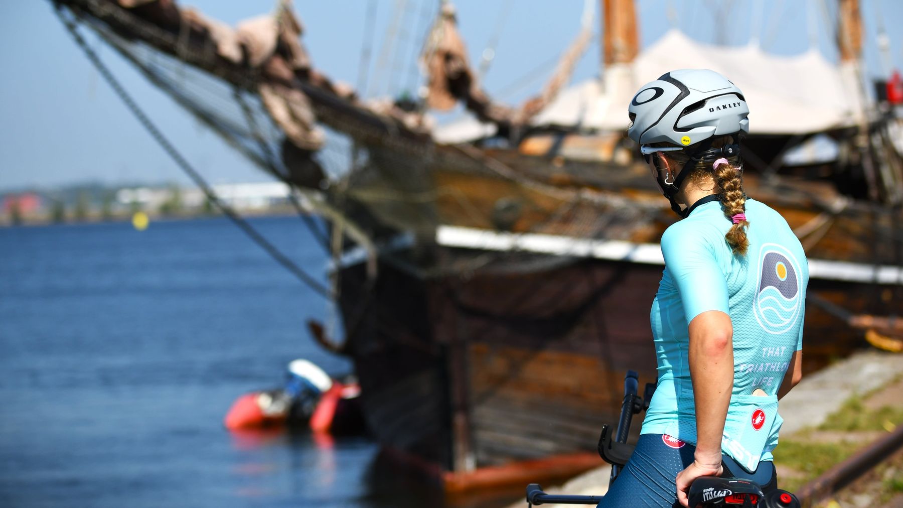 Minttu Hukka tittar ut mot en segelskuta i Kotka hamn.