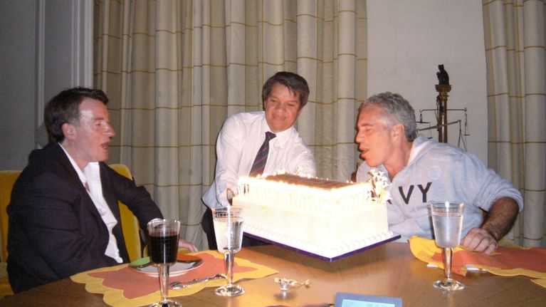 Pöydän ääressä ovat syntymäpäiväkakun kynttilöitä puhaltava Jeffrey Epstein, Peter Mandelson ja kolmas mies.