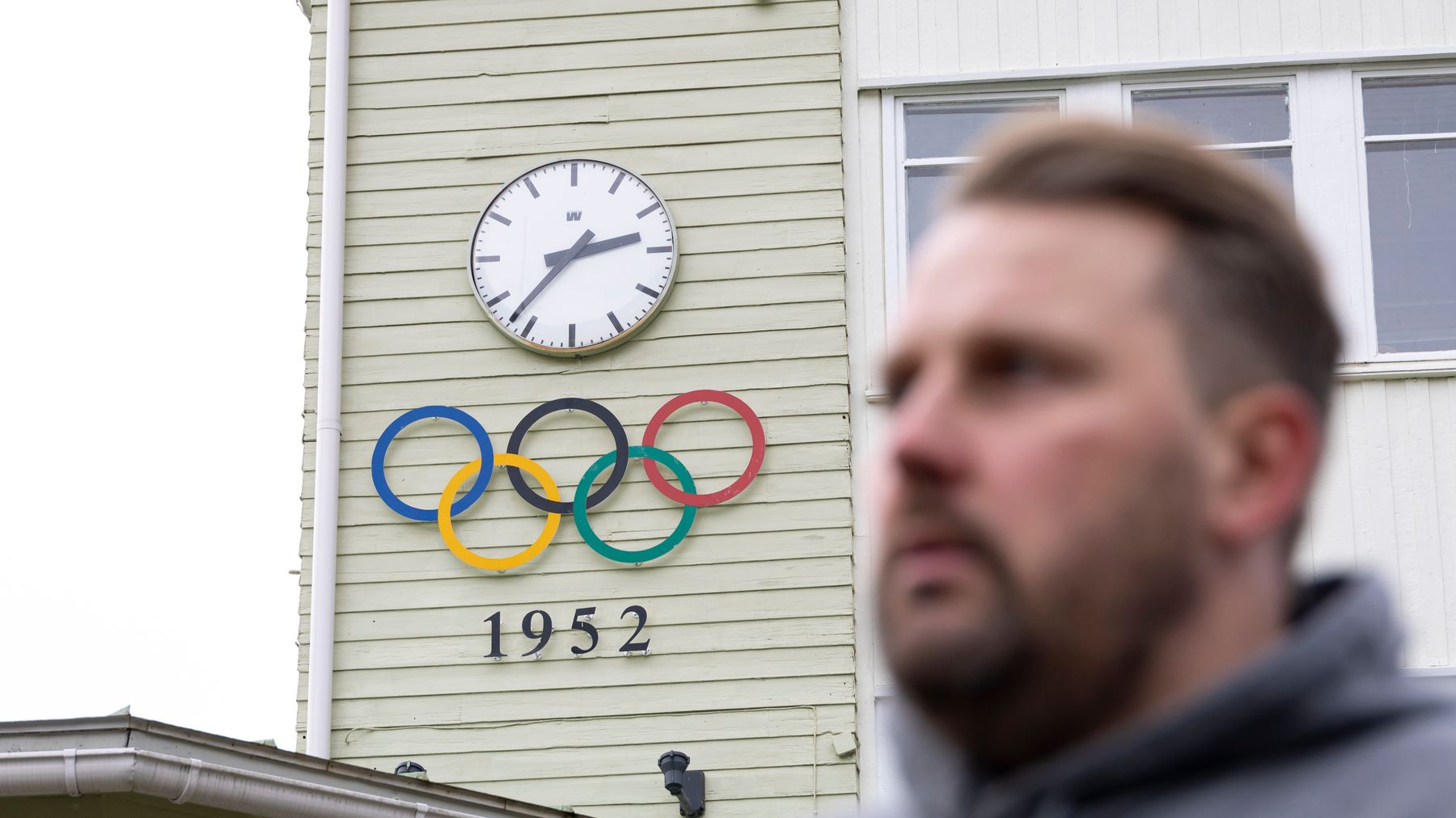 Leijonien päävalmentaja Antti Pennanen ja olympiarenkaat.