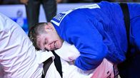 Judoka pitää vastustajaa tiukasti matossa.
