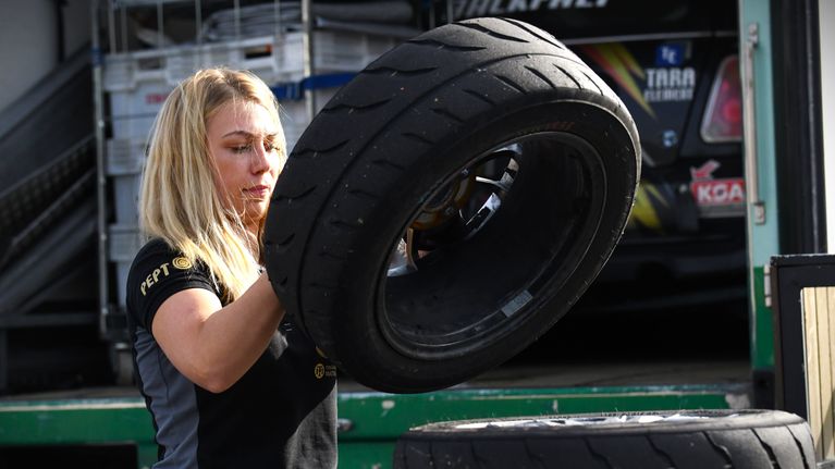 Martina Backfält nostaa autonrengasta.