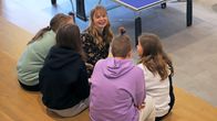 Koulunuorisotyöntekijä Jemina Liukkonen keskustelee oppilaiden kanssa välitunnilla Mikkelin Rantakylän yhtenäiskoululla.