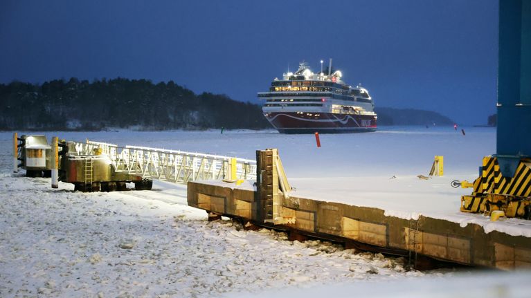 Viking Linen alus saapuu Turun satmaan, meri on jäässä-