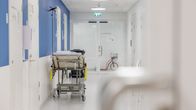 Sairaala Novan päivystyksen käytävällä sairaalasänky.