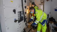 Enersensen työntekijät Matti Tapanainen ja Petri Leander asentavat sähköautojen latauskeskuksen syöttökaapelia talon pääsähkökeskukseen.