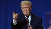 Presidentti Donald Trump osoittaa sormella kohti kameraa.