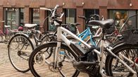 Pysäköity sähköpyörä Jyväskylän keskustan pyöräparkissa.