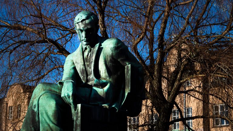 Aleksis Kiven patsas Helsingin Rautatientorilla.