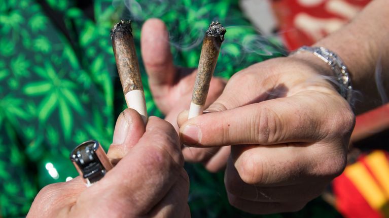 Hasissavukkeita kahden ihmisen käsissä. Global Cannabis March -tapahtumassa.