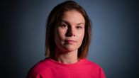 Ylen kolumnisti Emilia Kujala studiokuvassa.