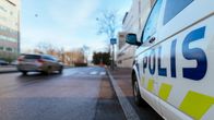 Poliisiauto tien laidassa.