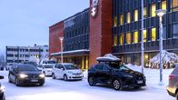 Kemijärven kaupungintalo, talvinen katu ja autoja.