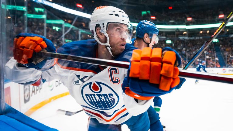 Connor McDavid treenipelissä Vancouveria vastaan syksyllä 2025.