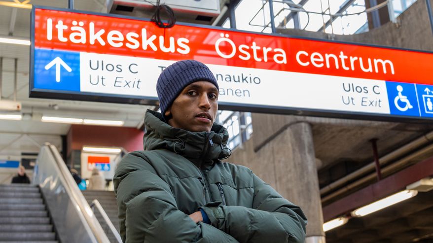 Nyrkkeilijä Ismail Umar poseeraa kameralle Itä-Helsingissä.