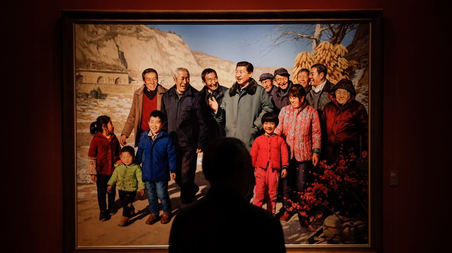 Miehen siluetti, jonka takana näkyy maalaus, jossa Xi Jinping on vuoristomaisemassa nauravien ihmisten keskellä. 