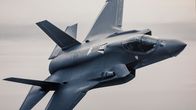 Bild av en plansch där Finlands nya F-35-jaktplan syns. 