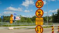 ien vieressä on useita liikennemerkkejä, joissa nopeusrajoitus 30 ja ajokileto merkki.
