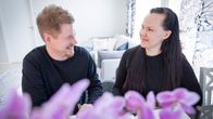 Jouni Korhonen ja Riia Räty kotonaan pöydän ääressä.