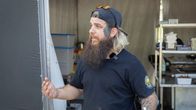 Daniel Paananen puhuu rakenteilla olevan ruokakojun edustalla.
