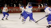 Tuukka Ässämäki gör ett mål i bandy-VM mot USA i januari 2026.