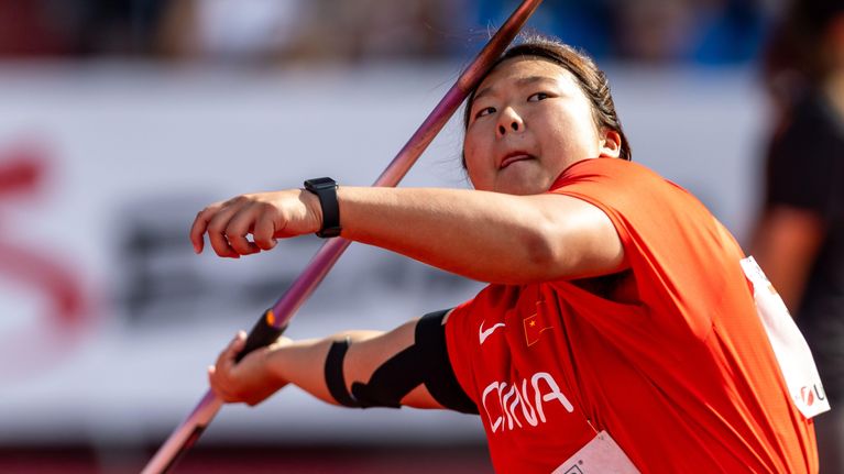 Ziyi Yan kastar spjut.