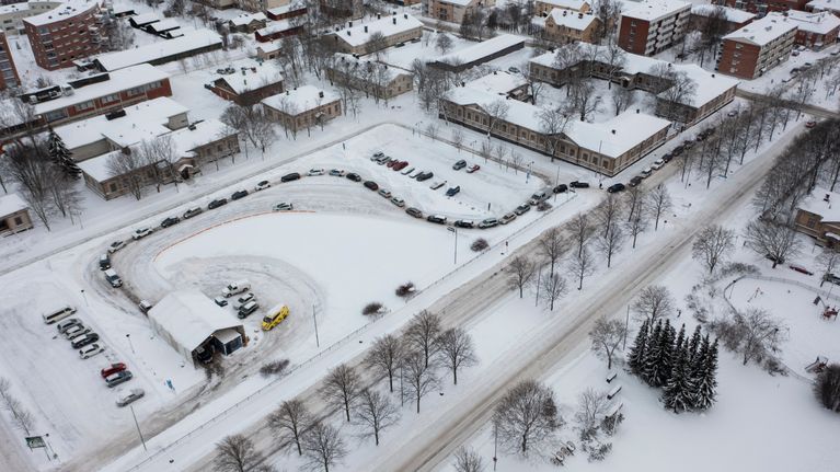 Koronatestiin jonottavien autojen jono kiemurtelee Vaasan keskustassa. Kuva otettu ilmasta.