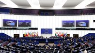 Ursula von der Leyen puhuu europarlamentaarikoille istuntosalin edessä.