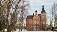 Idmanin huvila kuvattu ulkoa aurinkoisena talvipäivänä.