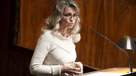 Riksdagsledamoten Päivi Räsänen (KD) i riksdagen. Hon talar i en mikrofon.