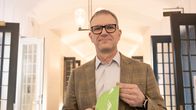 Jussi Vanhanen metsä groupin, pääjohtaja, katsoo kameraan.