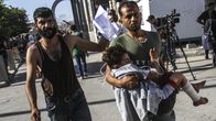Israel on tehnyt viime aikoina useita iskuja Jabalian leiriin Gazassa. Torstaina otetussa kuvassa mies kantaa Jabaliassa haavoittunutta poikaa.