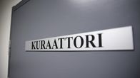 Kuraattori-kyltti ovessa.
