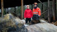 Laura ja Mika Hämäläinen seisoo palaneen navetan edessä. Etualalla on palanutta kattopeltiä.