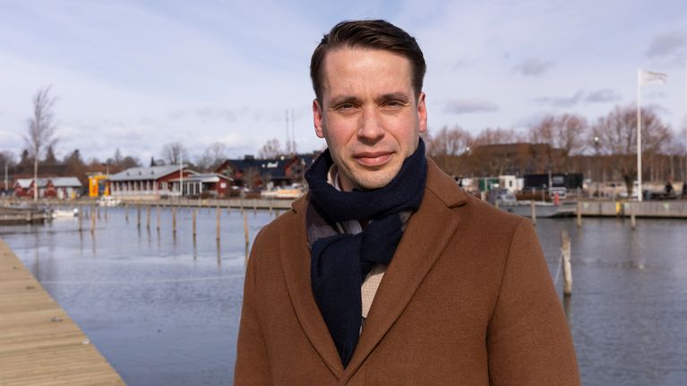 Henrik Wickström, riksdagsledamot och medlem i Västra Nylands välfärdsområdesstyrelse, fotograferad vid kajen i Ingå. 