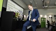 Antti Kaikkonen nousee puhujakorokkeelle.