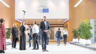 Sebastian Tynkkynen Euroopan parlamentin media-aulassa.