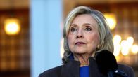 Hillary Clinton lähikuvassa.