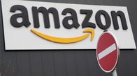 Amazonin logo sekä väärä ajosuunta-kyltti.