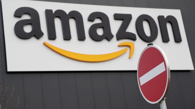 Amazonin logo sekä väärä ajosuunta-kyltti.