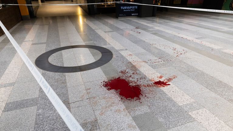 Verilammikko ja poliisin eristysnauhaa.