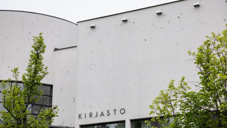 Rakennus, jonka seinässä lukee "kirjasto".