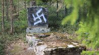 Töhritty jautakivi Juutalaisten hautausmaalla Haminassa.