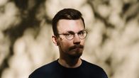 Arttu Rintanen seisoo seinän vieressä.
