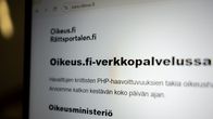 Tietokoneruudulla näkyy oikeus.fi-verkkopalvelun ilmoitus palvelukatkosta PHP-haavoittuvuuksien takia.